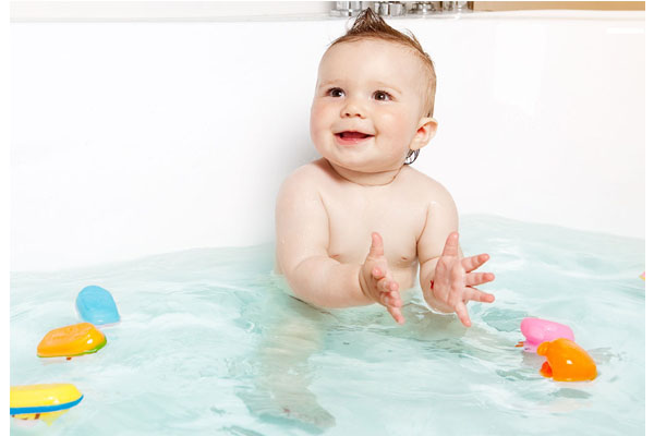 how to teach baby to swim in bathtub